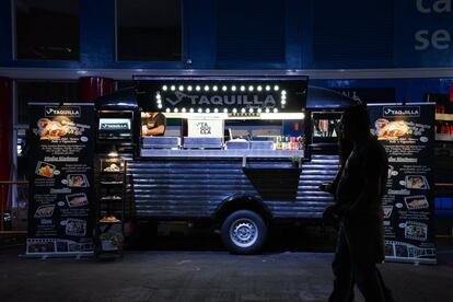 Un camión de Food Trucks en el pabellón 1, donde está instalado el escenario para los conciertos. Mägo de Oz, Sober y The Professionals, encabezan el cartel musical en estos tres días de festival.