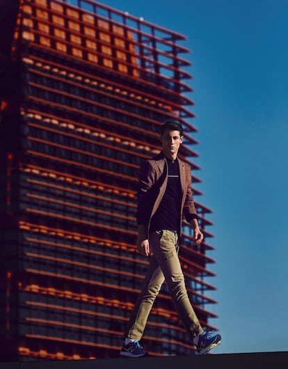 Camisa de punto verde botella de Adolfo Domínguez, canguro verde de Lacoste, abrigo rojo de Gant Rugger y pantalón gris de Zegna Couture.