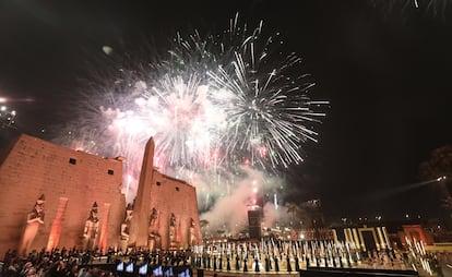 Fuegos artificiales durante la inauguración de la gran Avenida de las Esfinges de Luxor, este jueves. 