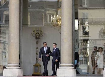 El presidente francés, Nicolas Sarkozy, acompaña al candidato demócrata a la Casa Blanca, Barack Obama, a la salida del palacio del Elíseo.