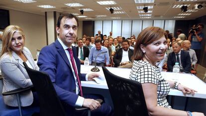 Fernando Ma&iacute;llo, entre Eva Ortiz, a la izquierda, e Isabel Bonig, en el comit&eacute; ejecutivo del PP de la Comunidad Valenciana.