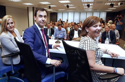 Fernando Ma&iacute;llo, entre Eva Ortiz, a la izquierda, e Isabel Bonig, en el comit&eacute; ejecutivo del PP de la Comunidad Valenciana.