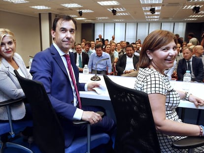 Fernando Maíllo, entre Eva Ortiz, a la izquierda, e Isabel Bonig, en el comité ejecutivo del PP de la Comunidad Valenciana.