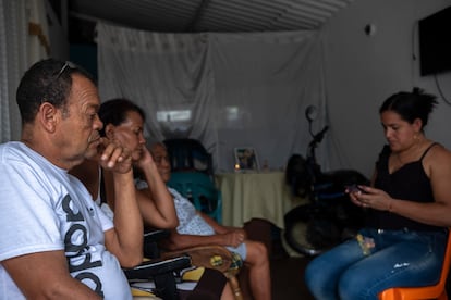 Alonso, el padre de Stefanny, junto a familiares y amigos reunidos en la casa familiar en Malambo, el 3 de junio.