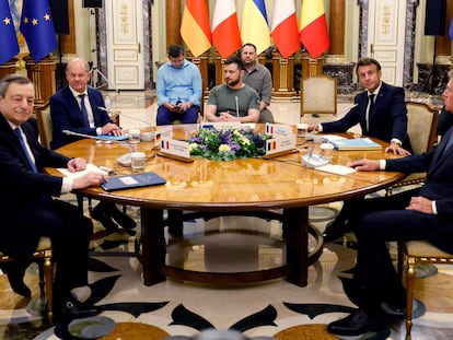 Desde la izquierda, Mario Draghi; el canciller alemán, Olaf Scholz; el presidente ucranio, Volodímir Zelenski; y los presidentes de Francia, Emmanuel Macron, y Rumania, Klaus Iohannis, el pasado junio en Kiev.