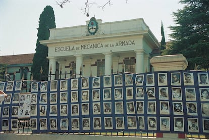 Fotos de desaparecidos sujetas en la reja de acceso de la Escuela Superior de Mec&aacute;nica de la Armada (ESMA).