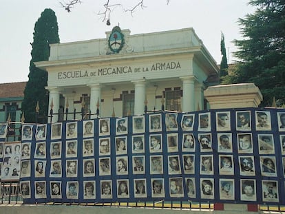 Fotos de desaparecidos sujetas en la reja de acceso de la Escuela Superior de Mec&aacute;nica de la Armada (ESMA).