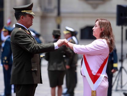 Dina Boluarte recibe el bastón de mando de las Fuerzas Armadas el pasado 1 de marzo en Lima.