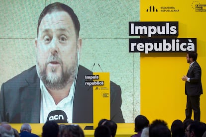 El vicepresidente del Gobierno de Cataluña, Pere Aragonès, mira una intervención en video del exvicepresidente Oriol Junqueras durante un acto electoral celebrado esta tarde en Barcelona.