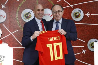 Luis Rubiales, presidente de la Federación Española de Fútbol y Luis Gallego, presidente de Iberia.