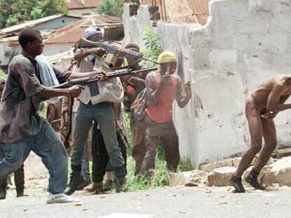 Partidarios de Charles Taylor disparan por la espalda a un guerrillero del grupo Ulimo en Monrovia, capital
de Liberia.
