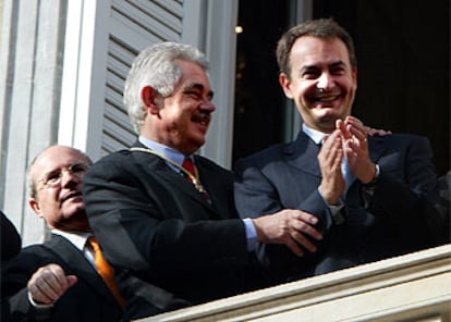 Jos Montilla,  Pasqual Maragall y Jos Luis Rodrguez Zapatero, en el balcn del Palau de la Generalitat, el 20 de diciembre de 2003, tras la toma de posesin de la presidencia catalana por el lder del PSC.