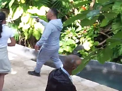 El presunto asesino, captado por las cámaras de seguridad del complejo turístico Xcaret, en la Riviera Maya.