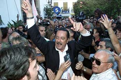 Seguidores de Julián Muñoz apoyaron ayer al alcalde de Marbella (en el centro) durante una concentración en la ciudad.