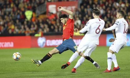 Asensio trata de cortar un pase.