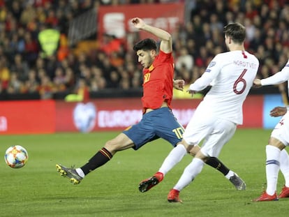 Asensio trata de cortar un pase.