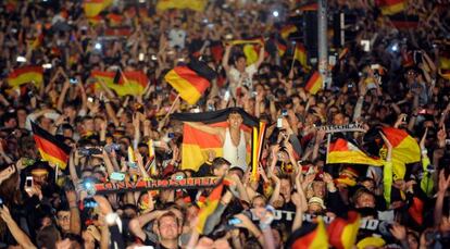 Aficionados alemanes celebran el Mundial en Berlin.