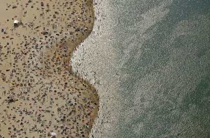 Gente en una playa a orillas del lago Silbersee en Haltern, Alemania.