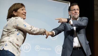 Isabel Bonig, presidenta del PP valencià, saluda Mariano Rajoy durant la convenció del partit a València.
