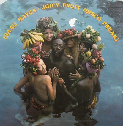  

	Ensalada de frutas
	

	Isaac Hayes. Juicy Fruit (Disco Freak)
	
	A Isaac Hayes le debemos como músico pionero del soul y otros aliños, grandes placeres musicales, pero aquí, véase, culpa del director de arte o diseñador, hubo un error de cálculo a la hora de meter en una piscina al autor del Tema del Shaft y un grupo de señoritas semidesnudas con sombreros frutales. Lo que se proponía como imagen sensual y erótica acabó dando como resultado, algo más cercano al porno kitsch…