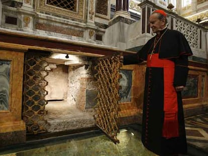 El cardenal Andrea Cordero Lanza di Montezemolo muestra el sarcófago de san Pablo.