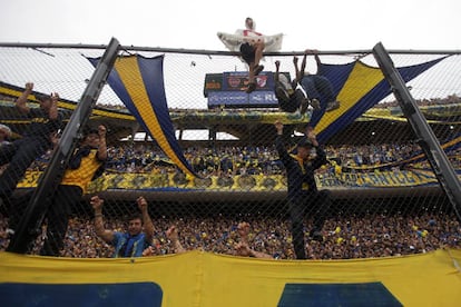 Torcedores do Boca incentivam a equipe em uma partida contra o River disputada em 2016, na Bombonera.