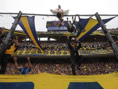 Hinchas de Boca alientan a su equipo en un partido contra River disputado en 2016, en la Bombonera.