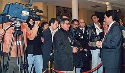 José María Aznar da el pésame ayer a los cámaras por la muerte de José Couso en Bagdad.