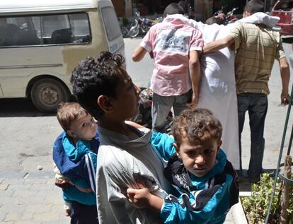 Niños supervivientes del ataque denunciado por las fuerzas de la oposición a Bachar el Asad, en una calle del barrio de Duma, en Damasco. Los Comités Locales de Coordinación aseguran que la atención a los afectados es difícil ya que los barrios afectados supuestamente por las armas químicas están siendo bombardeados con misiles y morteros.