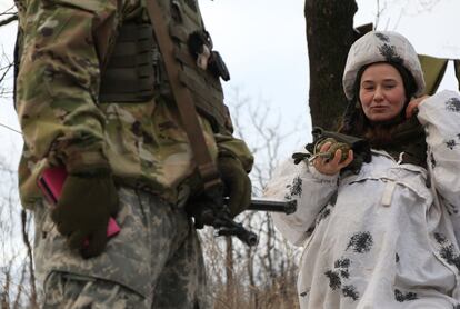 Militares de las Fuerzas Armadas ucranianas manipulan bombas de mano en una trinchera en la línea del frente con los separatistas prorrusos, cerca de la aldea de Verkhnetoretske, en la región de Donetsk.