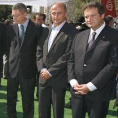 El ministro de Industria junto con los alcaldes de Madrid y Barcelona