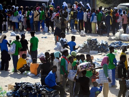 Migrantes esperan en el centro de migración de Lampedusa, Sicilia, el pasado 14 de septiembre.