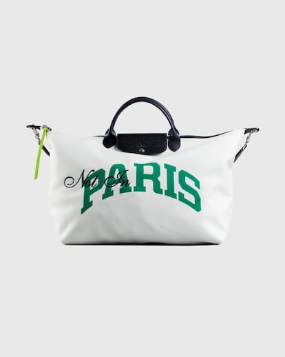 Longchamp colabora con la plataforma cultural Highsnobiety para presentar la exposición Not In Paris, que se acompañará de algunos artículos de edición limitada. Es el caso del icónico bolso de viaje Le Pliage de la maison francesa. Está confeccionado con poliéster 100% reciclado, fabricado principalmente con botellas de plástico reutilizadas. El bolso tiene estampada la palabra París con un proceso de impresión por sublimación en letras verdes de estilo universitario, acompañada de la frase Not in bordada. Precio: 250 euros.