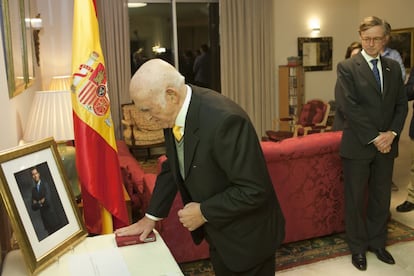 Marco Macías swears before a picture of Spain’s King Felipe at the ceremony on Tuesday.