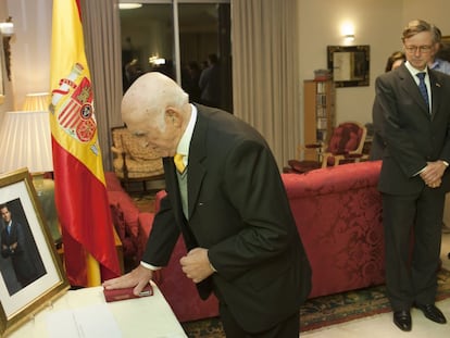 Marco Macías swears before a picture of Spain’s King Felipe at the ceremony on Tuesday.