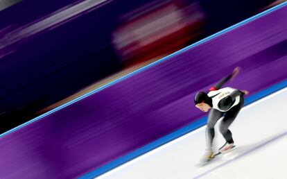 La deportista japonesa Nao Kodaira compite en la prueba de 1.500 metros femenino de patinaje de velocidad, el 12 de febrero.