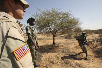 Un militar de EE UU observa el entrenamiento de soldados malienses en Gao, al este de Malí, en 2006.