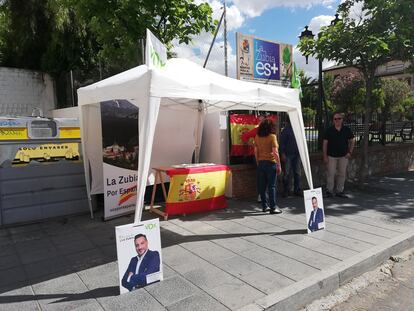 Espacio publicitario de Vox en La Zubia en las últimas elecciones municipales. En el suelo, imagen de Rafael Morenate, condenado por agresión a una mujer.