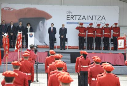 Ares (en el centro, a la derecha) y el lehendakari, Patxi López, presidieron en mayo en Erandio el Día de la Ertzaintza.