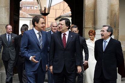 Zapatero conversa con Durão en el patio de la Universidad de Alcalá de Henares.