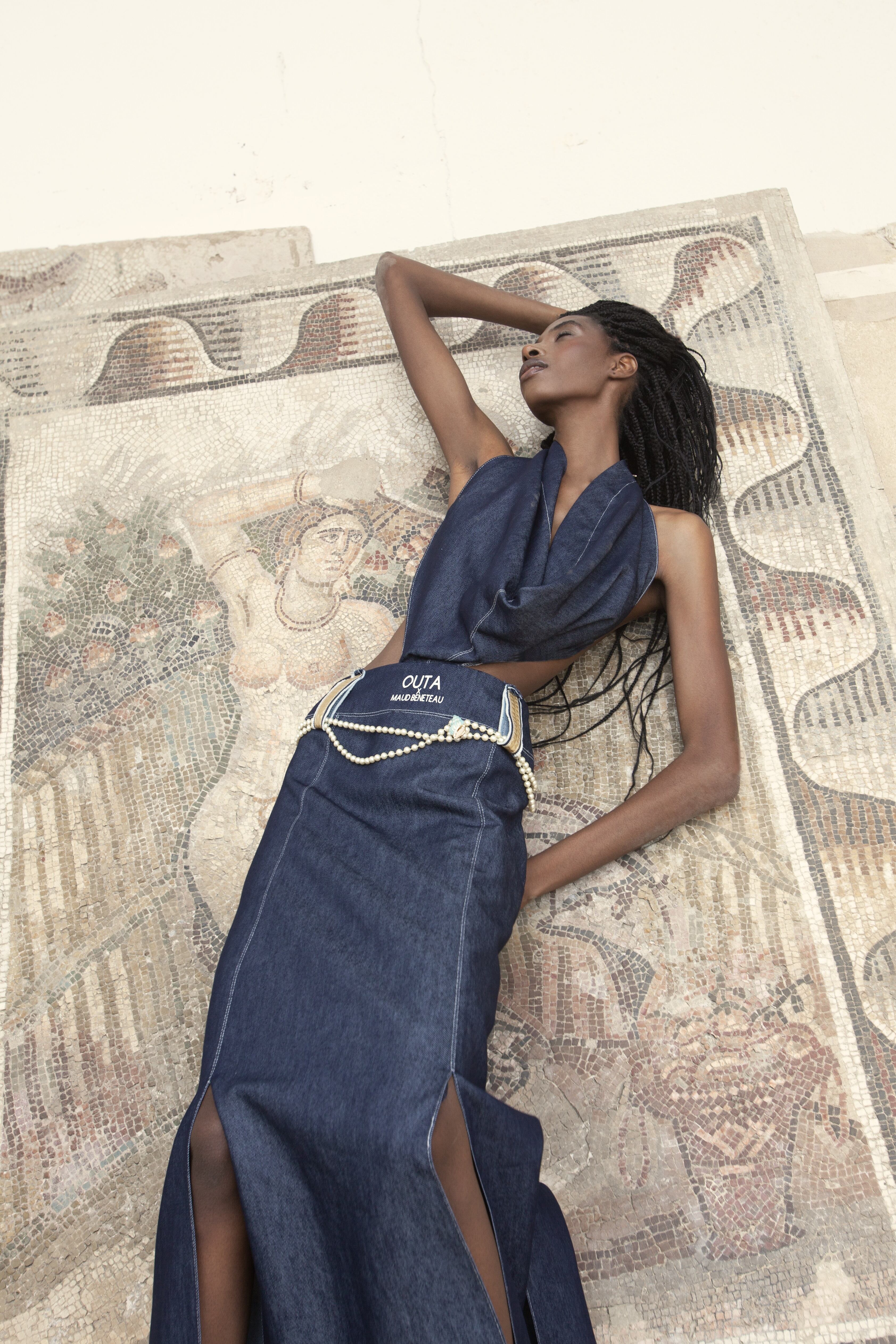 Top y falda en 'denim' de fibra de plástico marino reciclado, de Outa x Maud Beneteau. La foto está hecha junto a los mosaicos romanos que atesora el Museo Nacional de Cartago, en la explanada de la antigua acrópolis fenicia.