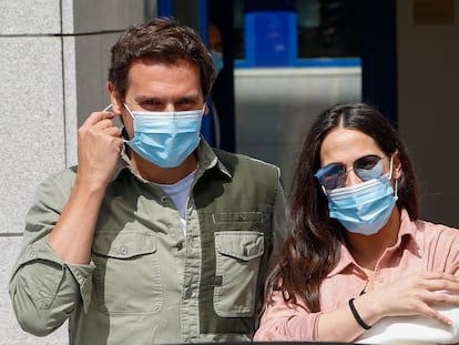 Malú y Albert Rivera, con su hija Lucía, a la salida del hospital HM Puerta del Sur de Madrid este lunes.