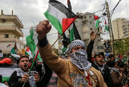 Los manifestantes, algunos de los cuales portaban banderas palestinas, han encendido hogueras en la calle y lanzado proyectiles contra las fuerzas de seguridad, que habían establecido una barricada en la calle principal que lleva a la Embajada estadounidense, en la zona de Awkar, en el norte de Beirut.