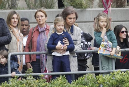 La reina Sofía, con sus nietas, Leonor (a su izquierda) y Sofía (en brazos) en el Zoo de Madrid. Junto a ellas la princesa Letizia.