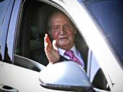 El Rey Juan Carlos saluda a su llegada al Hospital Quir&oacute;n Madrid.