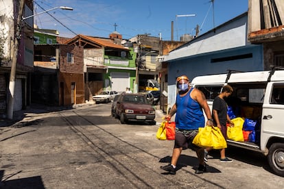 Voluntários da Preto Império entregam doações de cestas básicas para famílias de baixa renda.