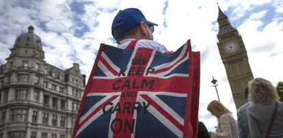 Turistas norteamericanos pasean en el centro de Londres.