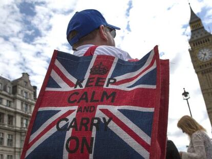 Turistas norteamericanos pasean en el centro de Londres.