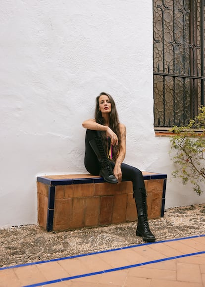 La cantante Vega, en el Museo Julio Romero de Torres de Córdoba.