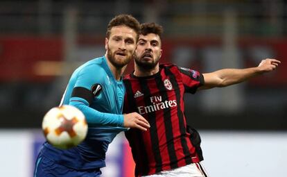 Mustafi y Cutrone disputan un balón en el Arsenal Milan del pasado mes de marzo